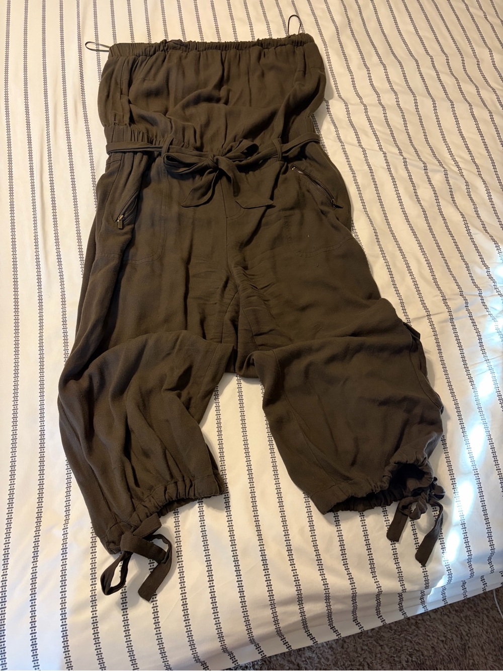 Cute strapless romper. Small